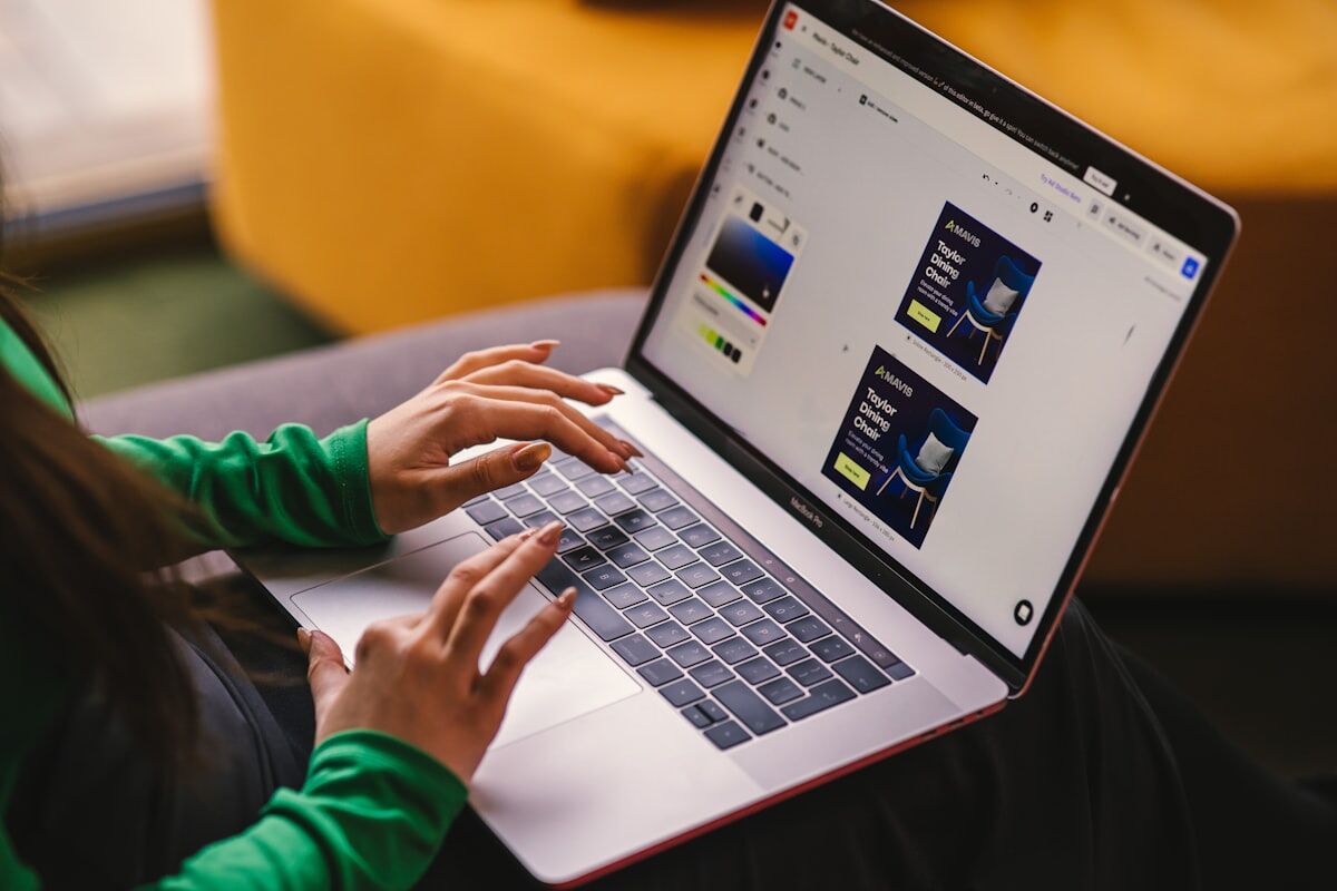 Osoba pracująca na laptopie