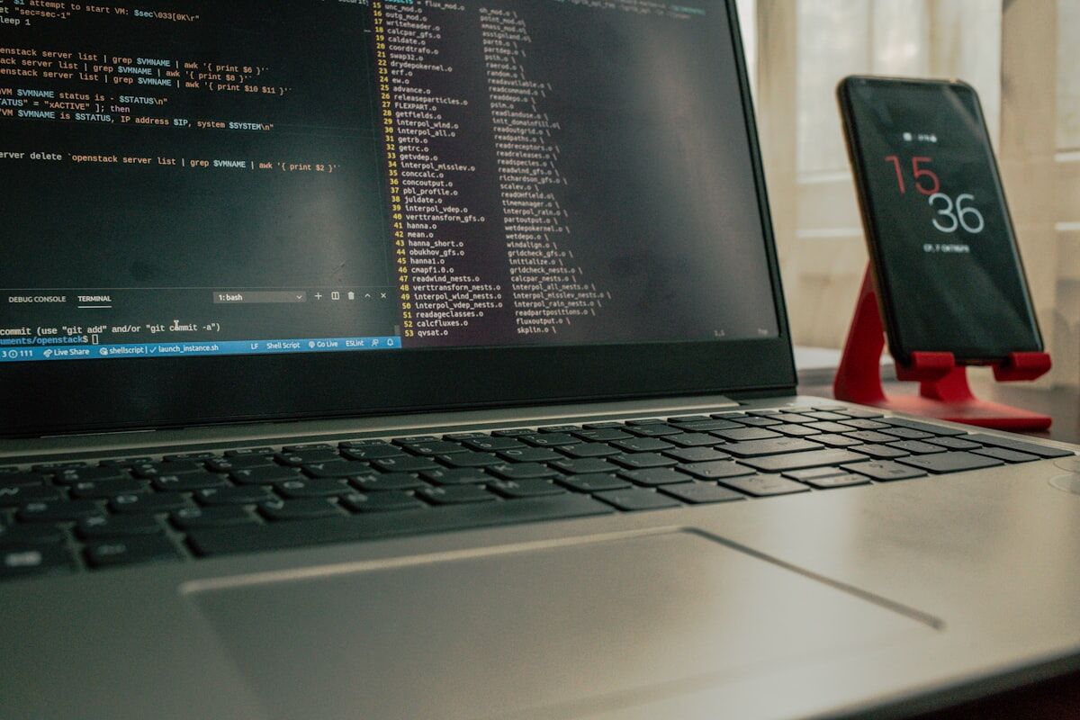 Terminal z kodem - cyberbezpieczeństwo